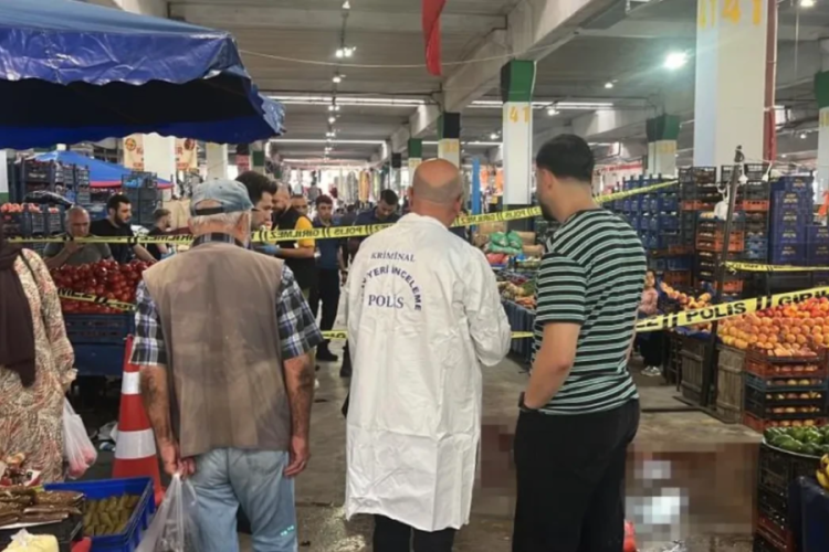 Semt pazarında vahşet! "Adam mısın?" dedi, sapladı