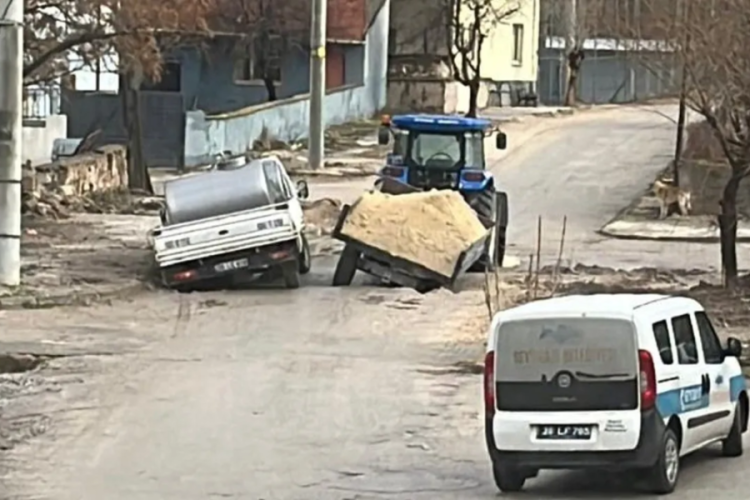 Eskişehir'de doğal gaz &ccedil;alışması sonrası yol &ccedil;&ouml;kt&uuml;: 2 ara&ccedil; battı