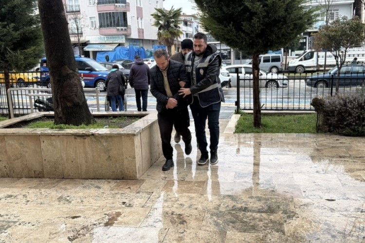 Ka&ccedil;ak g&ouml;&ccedil;men taşıyan s&uuml;r&uuml;c&uuml;ler tutuklandı