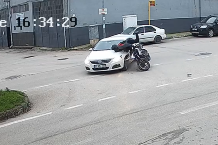 Bursa'da motosikletli ölümden döndü! Saniye saniye kamerada