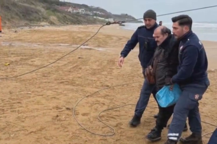 Karaya oturan gemide tahliye talebinde bulunan kaptan kurtarıldı