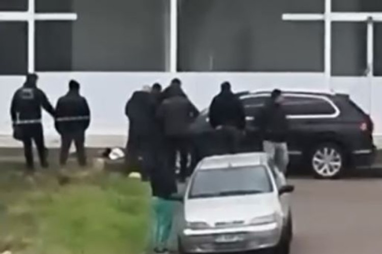 M&uuml;teahhit, tadilat yaptırdığı inşaat ustasını tabancayla yaraladı