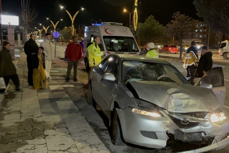 Alkollü sürücü önündeki araca çarptı: 6 yaralı