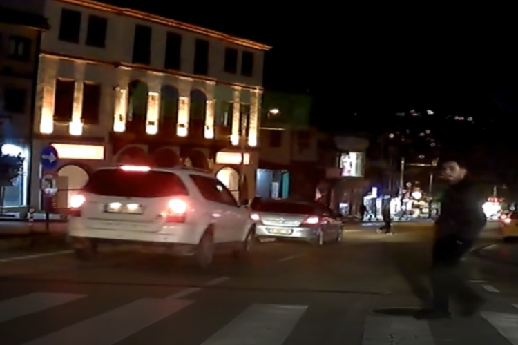 Bursa'da 'pes' dedirten görüntü! Durmasa ezecek... 