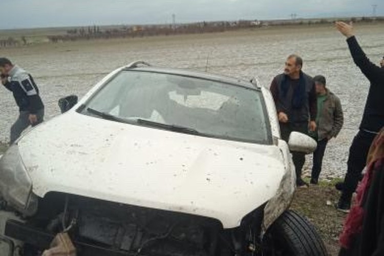 Dolu yağışı kazaya neden oldu: 2 yaralı