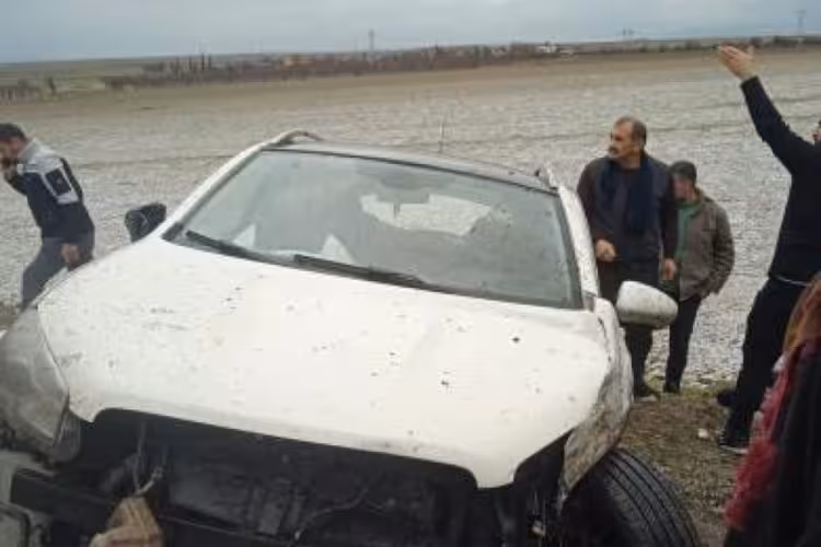 Dolu yağışı kazaya neden oldu: 2 yaralı