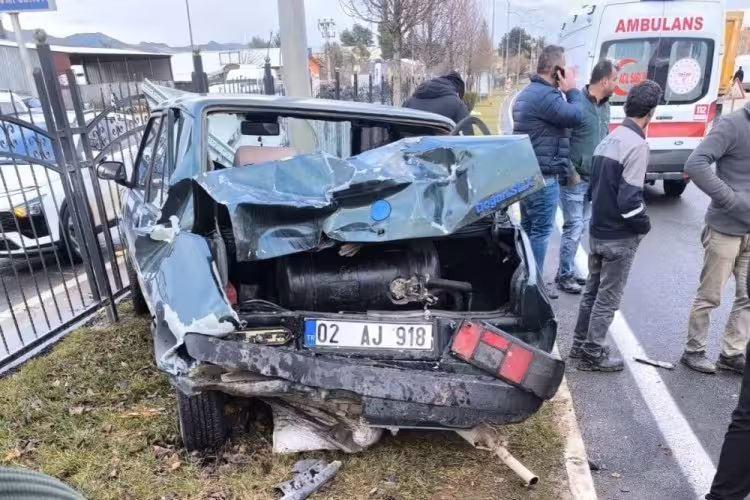 Yayaya yol vermek isterken çarpıştılar: 3 yaralı