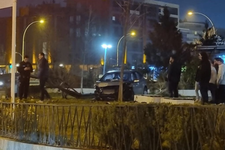 Bursa'da kontrolden çıkan otomobil parka savruldu! 