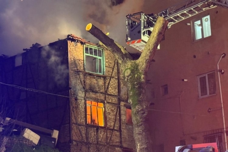 İzmit'te 2 katlı metruk bina alev alev yandı 