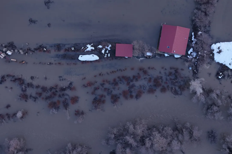 Kar kalınlığının 2 metreyi aştığı Sivas'ta taşkın: Evler ve yollar sular altında