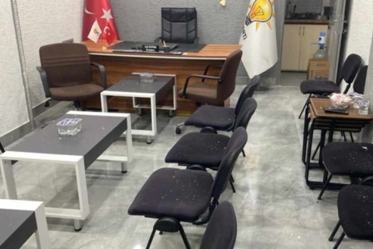 AK Parti İl&ccedil;e Başkanlığı binasına saldırı