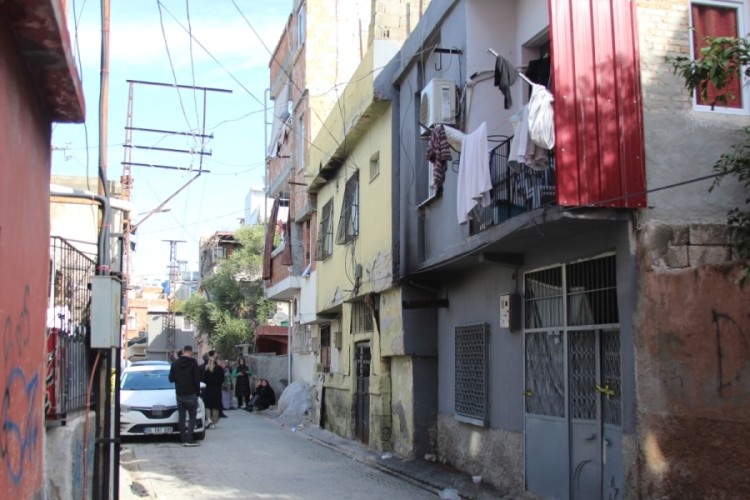 3 &ccedil;ocuk annesi eşini bı&ccedil;aklayarak &ouml;ld&uuml;rd&uuml;, başında ağlayıp teslim oldu