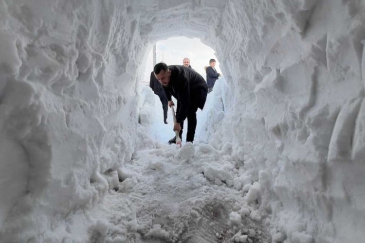 2 metre kar yağdı: Dükkanın önünü açmak için tünel açtı 
