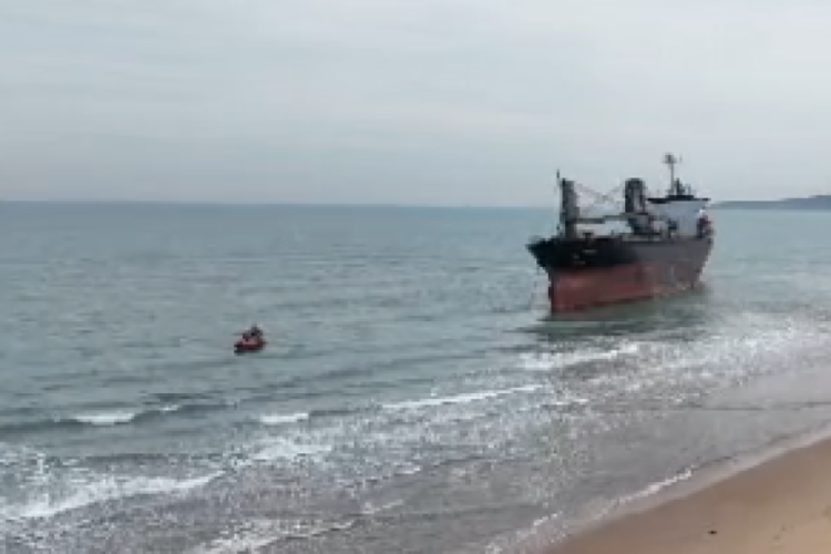 Sarıyer'de karaya oturan gemide dalgıçlar hasar tespiti yapıyor