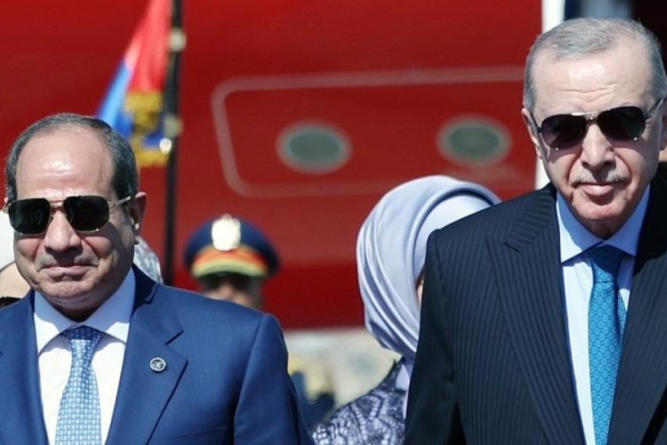 Cumhurbaşkanı Erdoğan Mısır'da! Sisi havalimanında karşıladı