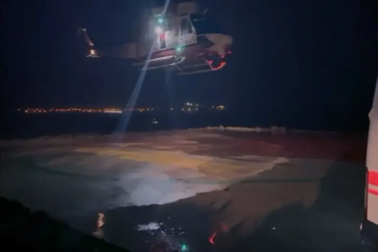 Marmara ve Avşa adalarında rahatsızlanan 2 kişi Sahil G&uuml;venlik helikopteriyle tahliye edildi
