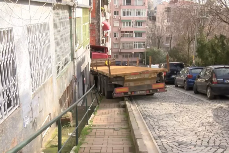 Yokuştan kayan tır binanın duvarına &ccedil;arptı!