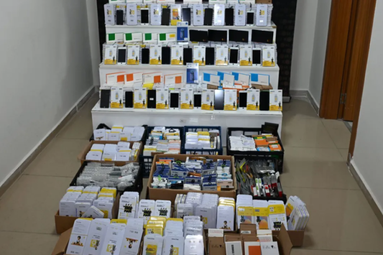 Kırşehir'de y&uuml;zlerce ka&ccedil;ak cep telefonu ekranı ve bataryası ele ge&ccedil;irildi