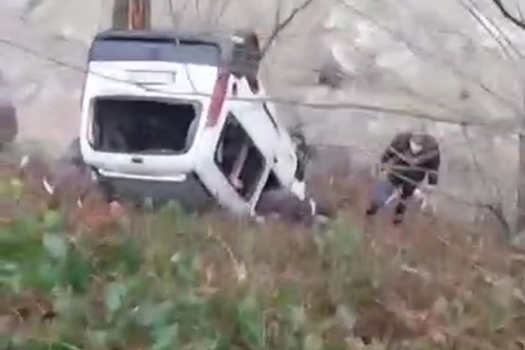 Kamyonet dereye yuvarlandı! &Ouml;l&uuml; ve yaralı var...