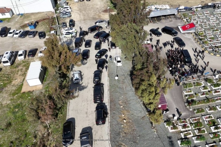 &Ouml;zg&uuml;r &Ouml;zel'den 30 ara&ccedil;lık konvoyla deprem mezarlığına ziyaret