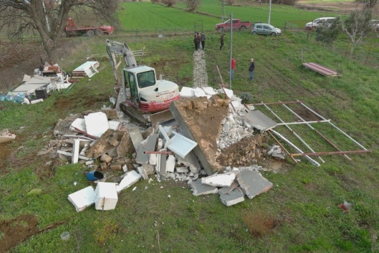 &Ccedil;anakkale'de 10 ka&ccedil;ak yapı yıkıldı