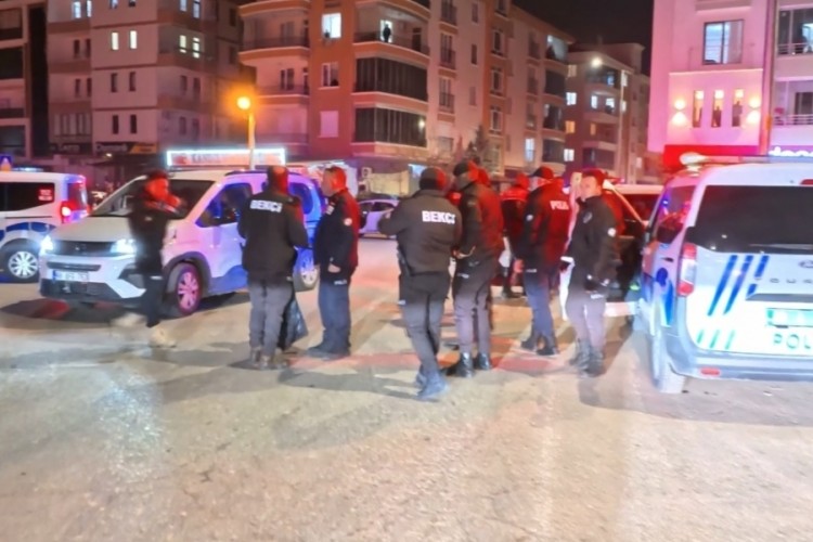 Aksaray'da hasarlı kaza sonrası ortalık karıştı: 5 g&ouml;zaltı