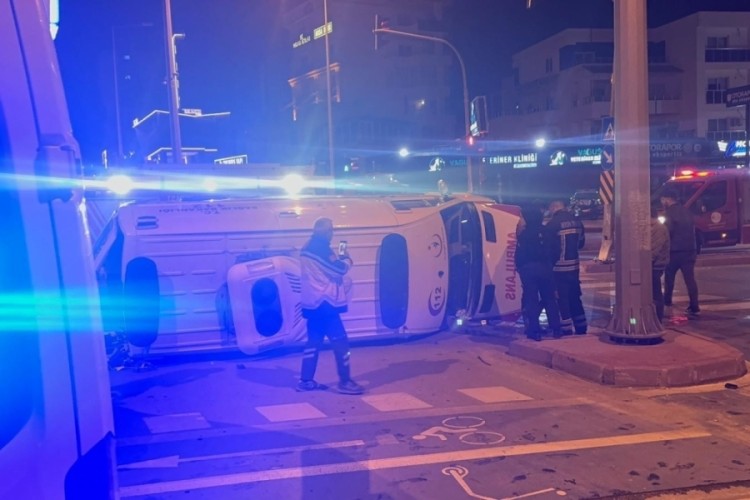Hasta taşıyan ambulansla otomobil &ccedil;arpıştı: 4 yaralı