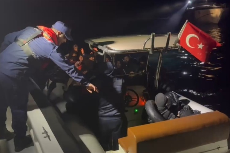 İzmir a&ccedil;ıklarında 28 d&uuml;zensiz g&ouml;&ccedil;men yakalandı