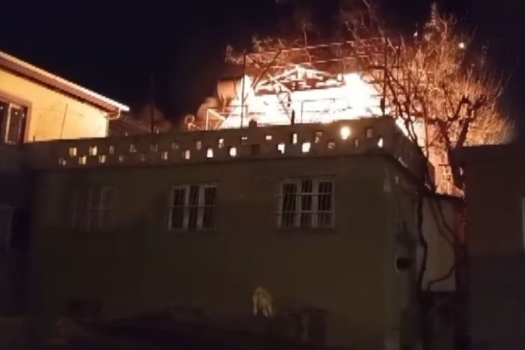Yanan ev kullanılamaz hale geldi
