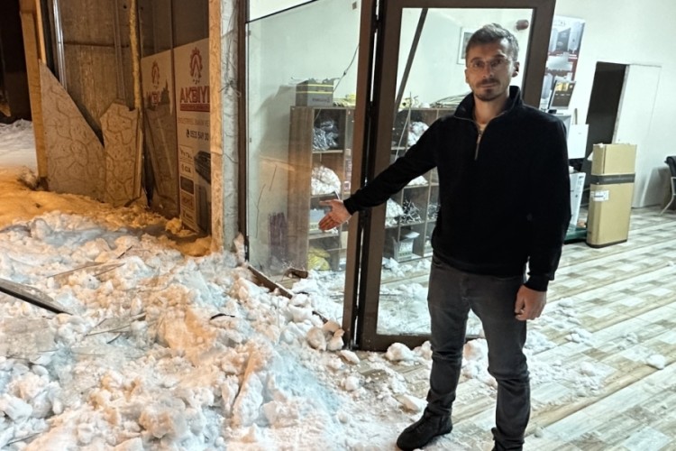 &Ccedil;atıda biriken kar dehşeti: İş yeri sahibi &ouml;l&uuml;mden d&ouml;nd&uuml;
