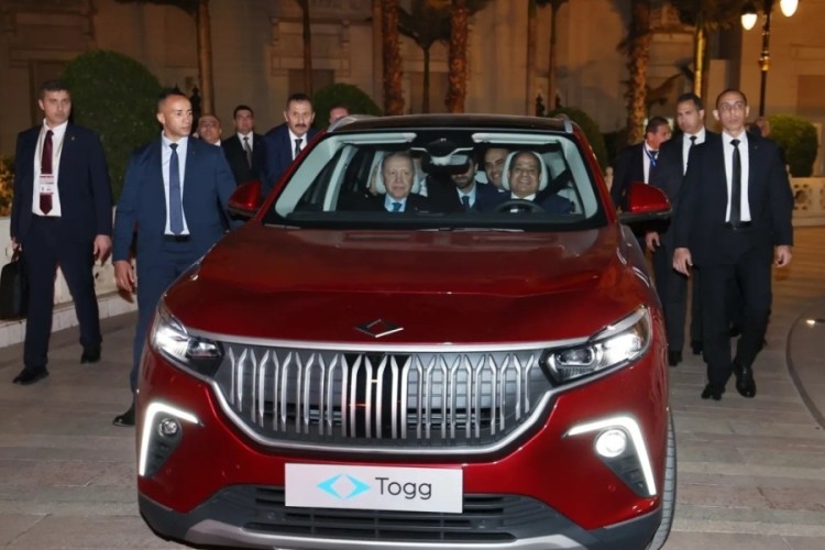 Cumhurbaşkanı Erdoğan, Sisi'ye Togg hediye etti