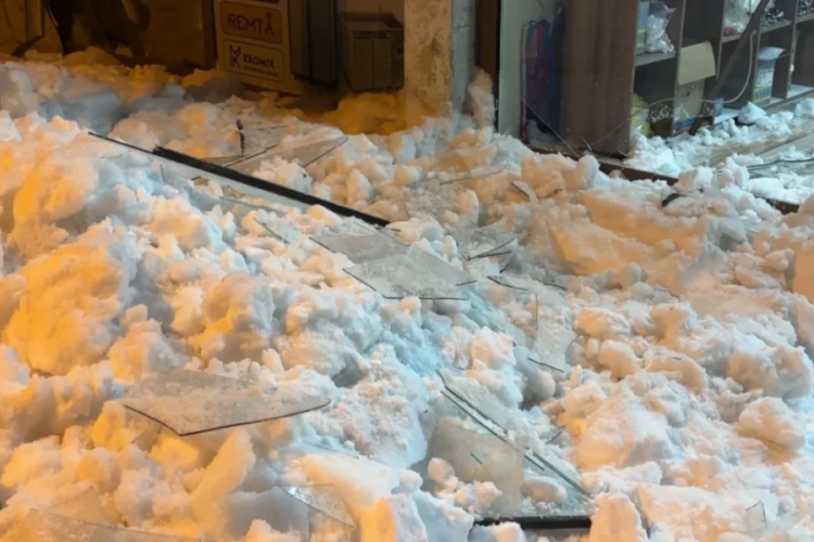 &Ccedil;atıda biriken kar &ouml;l&uuml;m getiriyordu! İş yeri sahibi kılpayı kurtuldu