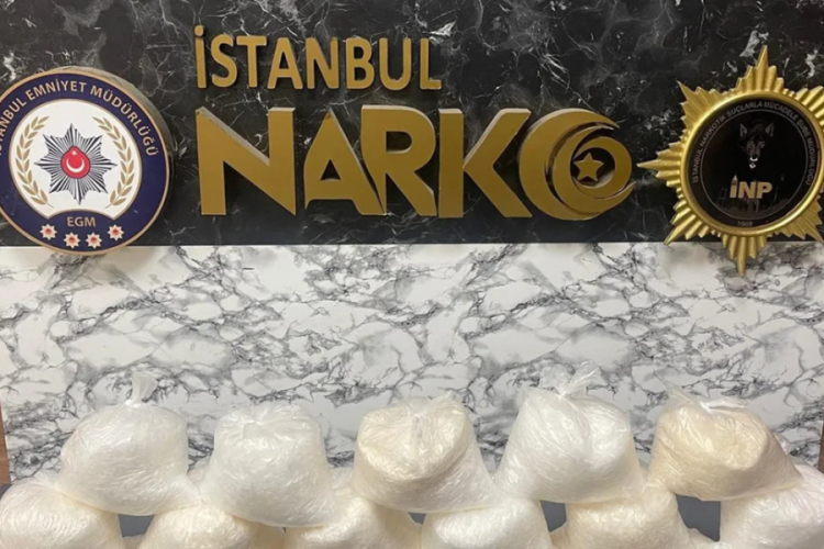 Ev basıldı, valizlere gizlenmiş uyuşturucu tespit edildi: Tam 17 kilo 900 gram!