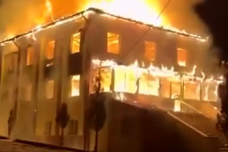 Bolu'da cami alev alev yandı