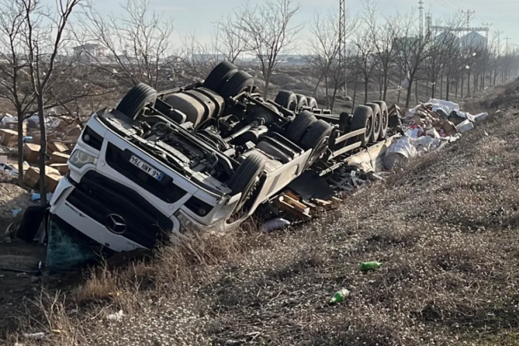 Konya'da feci kaza! Tır şarampole devrildi 