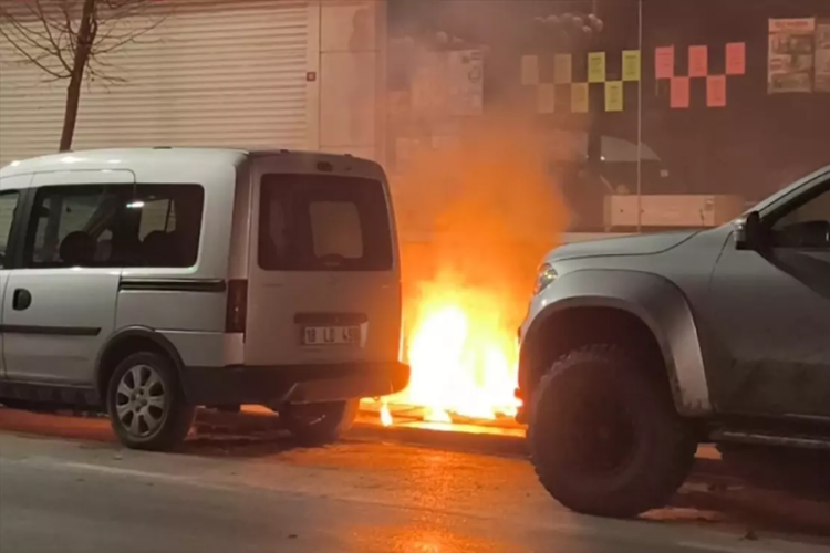 İstanbul'da yer altı elektrik kabloları bir anda alev aldı!