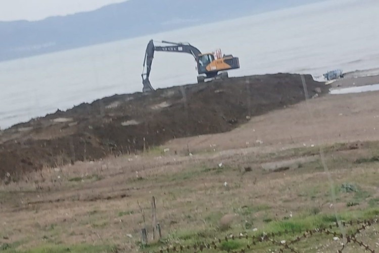 Bursa'nın can çekişen gölünde skandal manzara! Bu neyin çalışması?