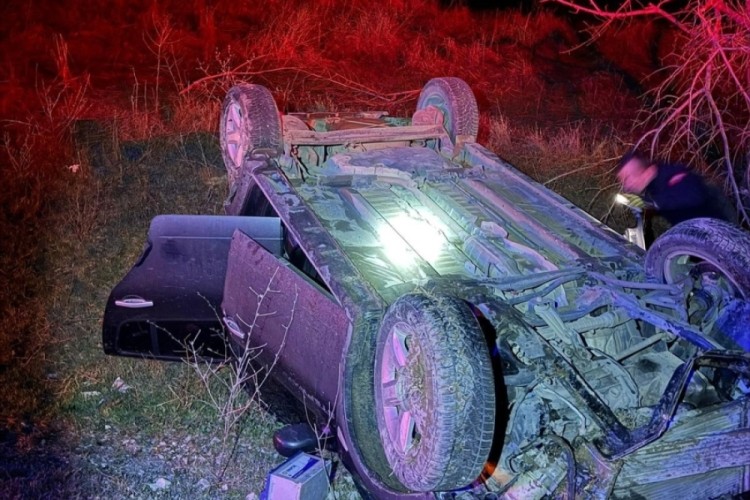 Bucak'ta otomobil takla attı: 2 yaralı