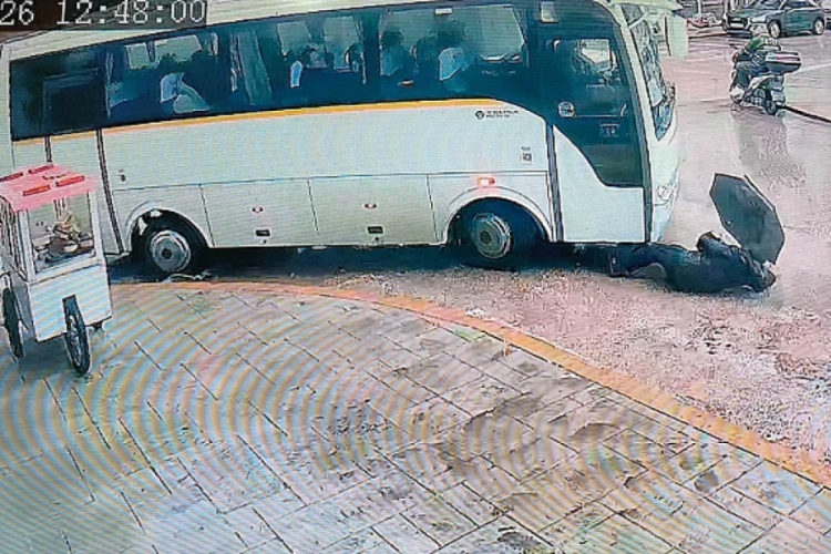 Servis minib&uuml;s&uuml;n&uuml;n &ccedil;arpıp s&uuml;r&uuml;klediği kadın yara almadan kurtuldu