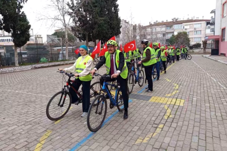 Bayrak i&ccedil;in pedal &ccedil;evirdiler