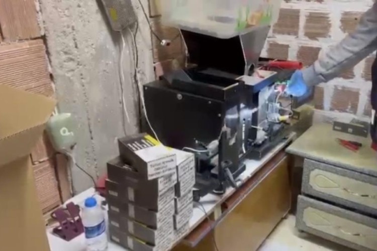 Ka&ccedil;ak t&uuml;t&uuml;n mamul&uuml; yapanlara operasyonu! G&ouml;zaltılar var...