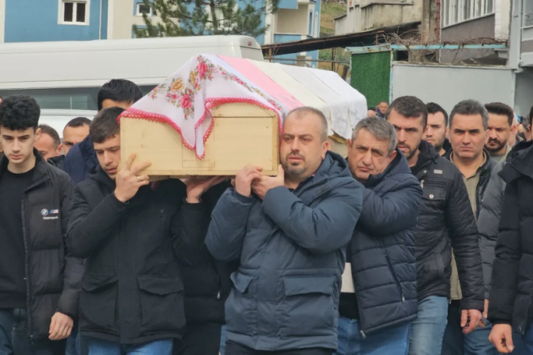 Bu acıya y&uuml;rek dayanmaz! Servisin altında ezilen evladının tabutunu taşıdı
