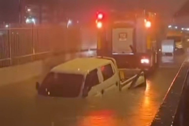 Feci olay! Suyla dolan alt geçitte sürücü can verdi...