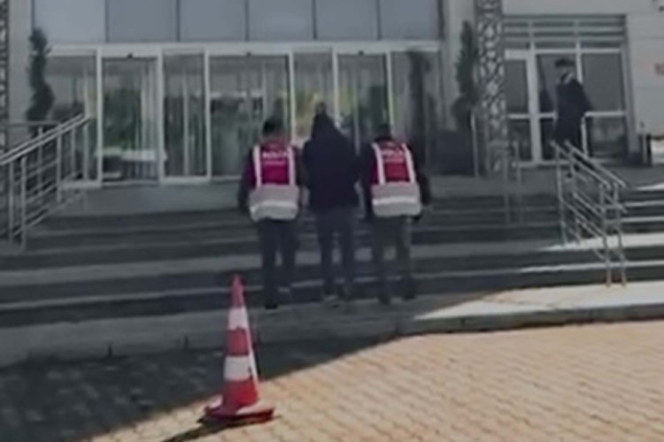 &Ccedil;anakkale'de 16 ka&ccedil;ak g&ouml;&ccedil;men yakalandı, 1 organizat&ouml;r tutuklandı