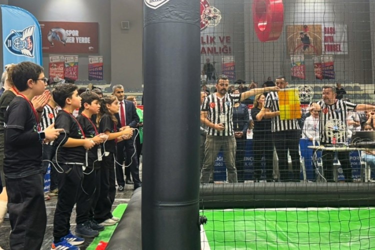 İstanbul'da yapılan dron futbolu maçlarında öğrenciler kıyasıya yarıştı 