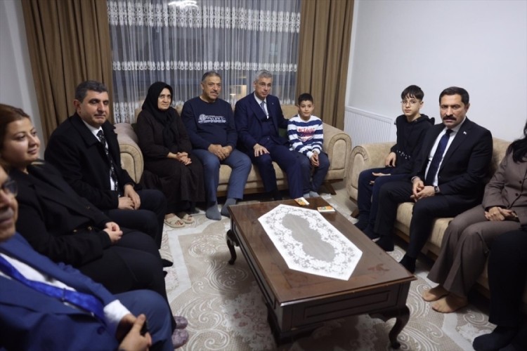 Sağlık Bakanı Memişoğlu, Hatay'da depremzede G&uuml;m&uuml;ş ailesini ziyaret etti