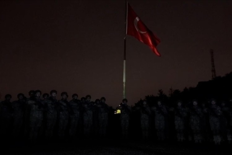 Mehmet&ccedil;ik'ten deprem şehitleri i&ccedil;in saygı duruşu