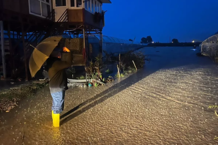 Antalya'da kuvvetli sağanak hayatı olumsuz etkiliyor