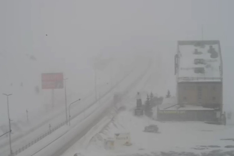 Ulaşıma kar ve tipi engeli