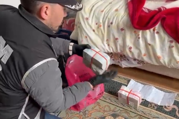 Tefecilere şafak baskını! Yatağın altından poşet poşet &ccedil;ıkarıldı